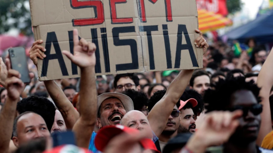 Les Brésiliens manifestent contre la réduction de peine de Bolsonaro
