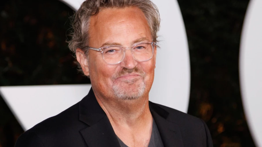 Un médecin lié à la mort de Matthew Perry assigné à résidence