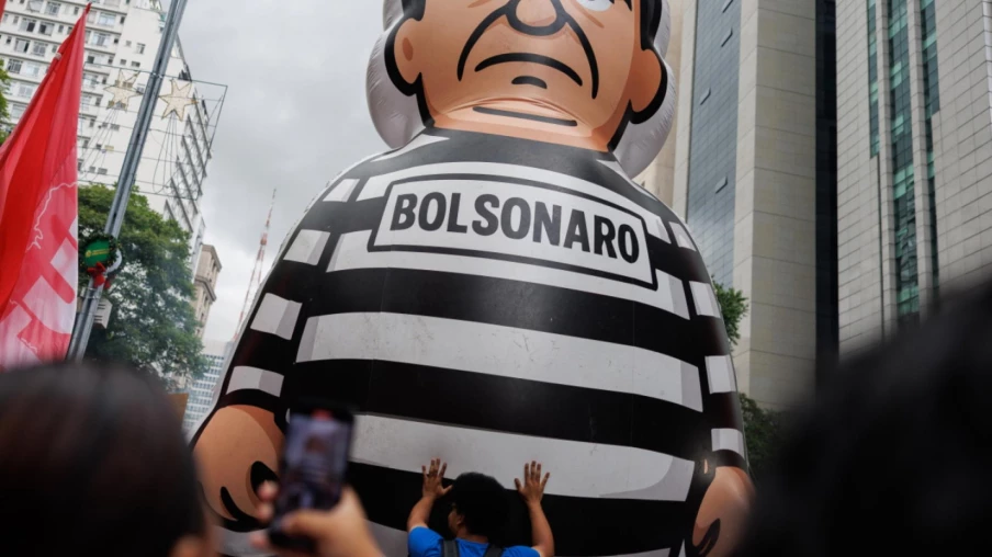 Brésil : le congrès approuve une loi réduisant la peine de Bolsonaro