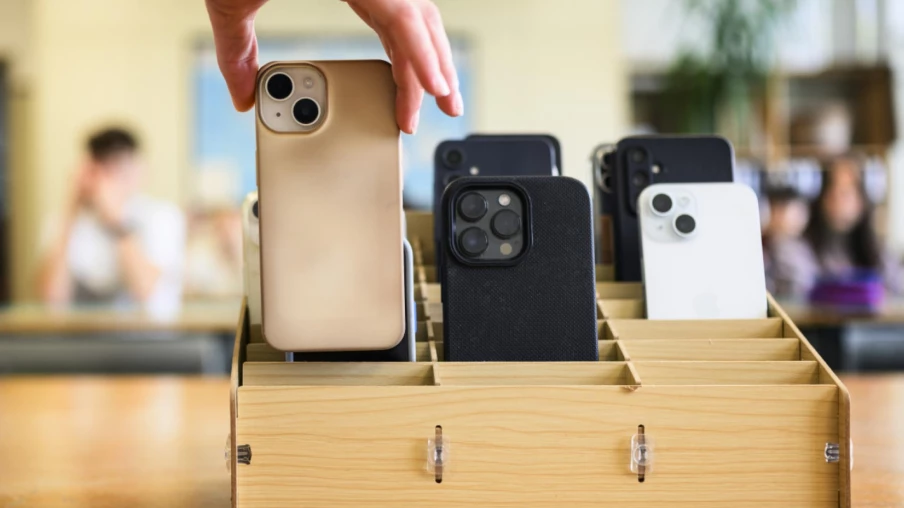 Fribourg: les députés votent l'interdiction des téléphones à l'école