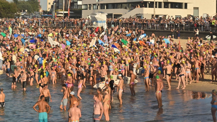 Bondi : des nageurs rendent hommage aux 15 victimes de Sydney