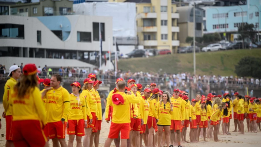 Bondi: hommage des sauveteurs en mer aux victimes de l'attentat