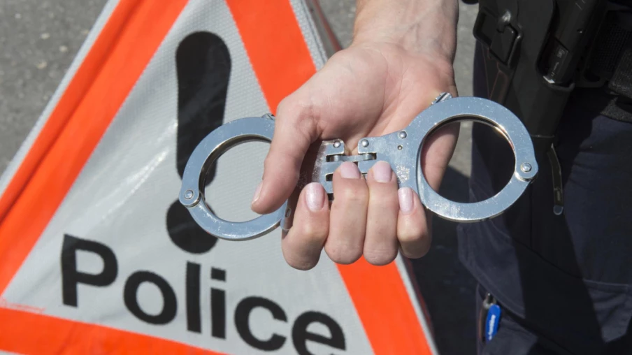 Trois coursiers interpellés à Neuchâtel pour arnaques au faux policier