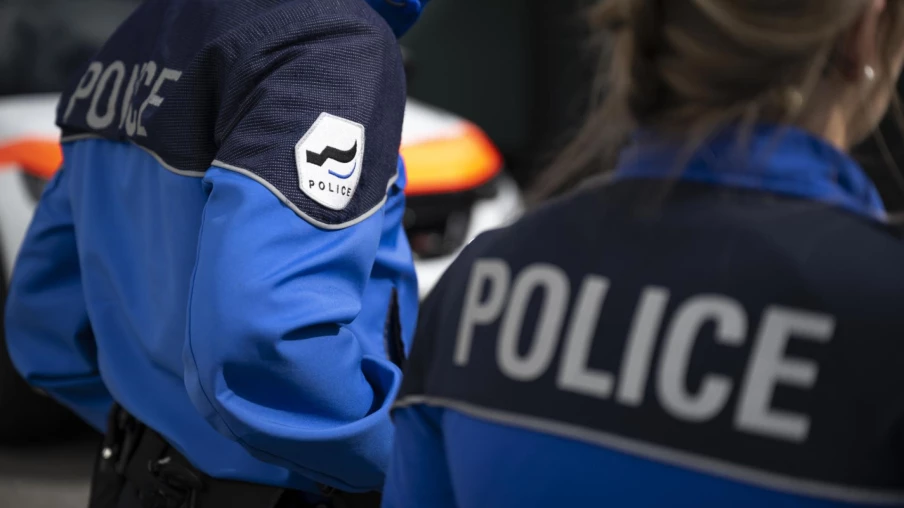 Bulle: une femme menacée au couteau et volée par deux hommes