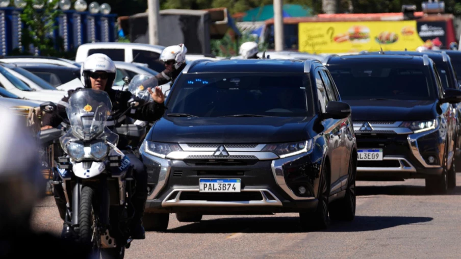 Première sortie de prison de Bolsonaro pour une opération à Brasilia