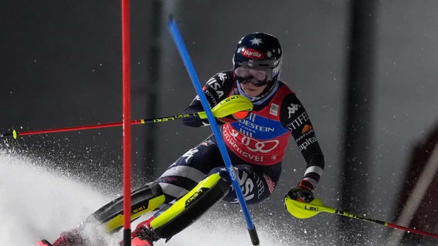 Shiffrin vise 6e succès d'affilée en slalom à Semmering, Rast menace