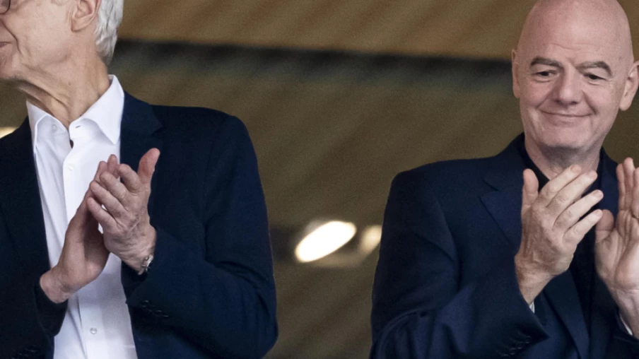 La FIFA veut adapter la règle du hors-jeu, soutenue par Wenger