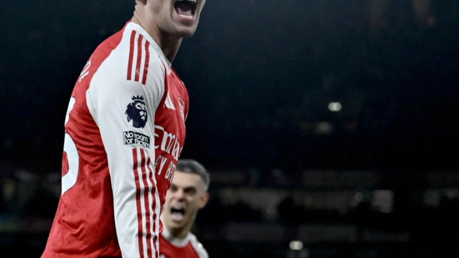 Arsenal écrase Aston Villa 4-1 et garde la tête de la Premier League