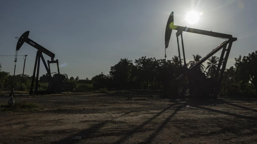 Le pétrole recule après l'ingérence américaine au Venezuela