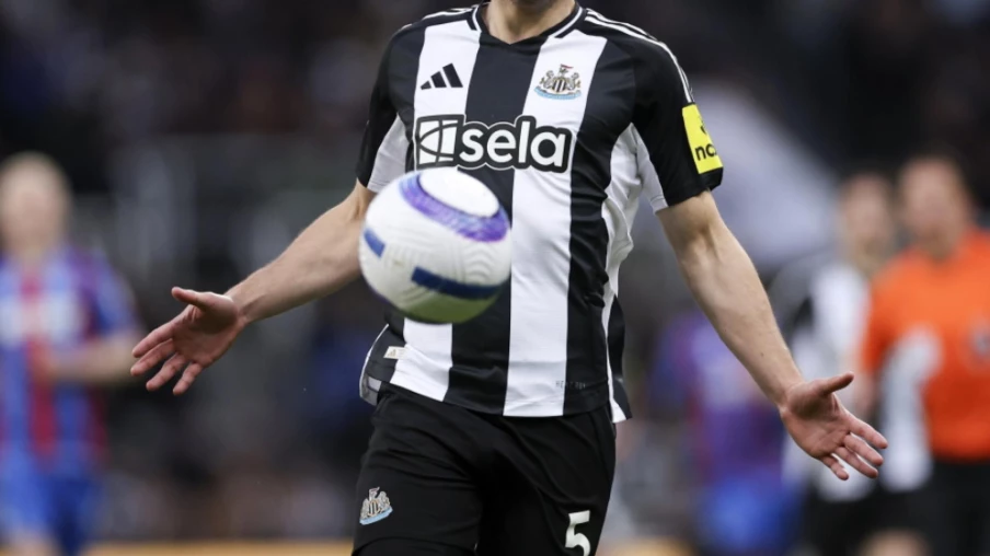 Fabian Schär blessé: évacué sur une civière face à Leeds