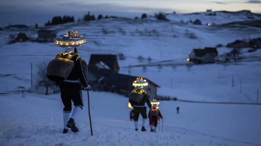 Les chläuse d'Appenzell célèbrent le nouvel an en masques et costumes