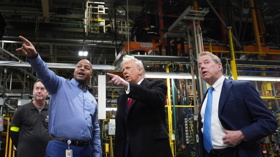 Trump filmé faisant un doigt d'honneur pendant une visite d'usine