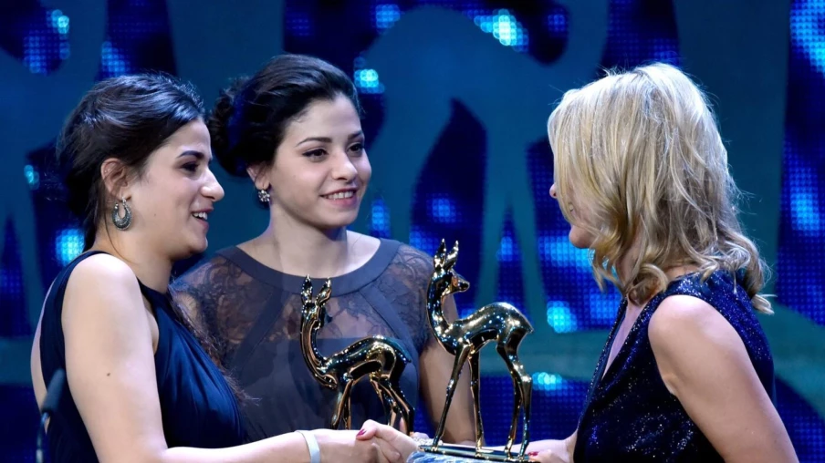 Grèce: la militante Sarah Mardini acquittée de trafic de migrants