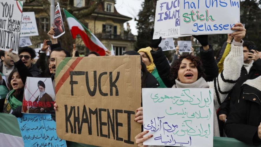 À Berne, 200 manifestants contre le régime iranien devant l'ambassade