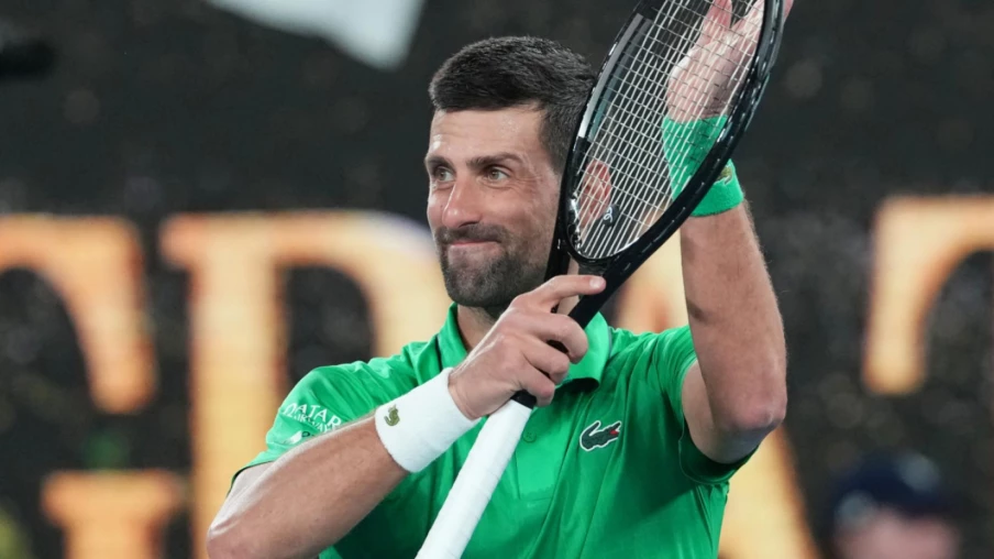 Djokovic domine au 1er tour de l'Open d'Australie, égalise Federer