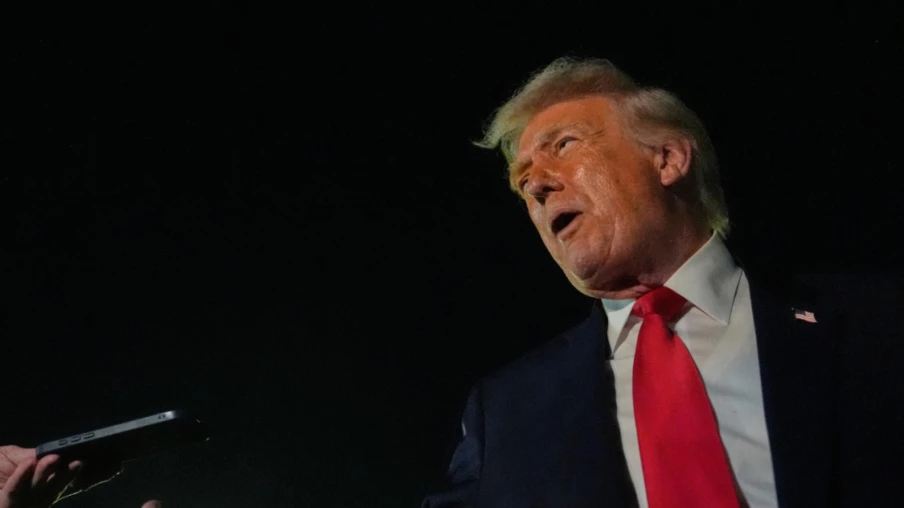 Trump invite Poutine au « conseil de paix » et menace vins français