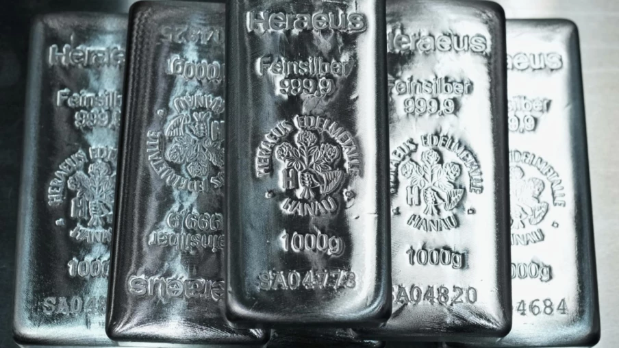 L'argent dépasse 100 dollars l'once, un sommet historique