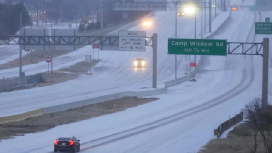 Tempête hivernale majeure aux États-Unis: neige, verglas, vols annulés