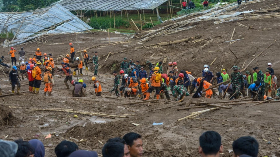 Indonésie: glissement près de Bandung, bilan porté à 17 morts