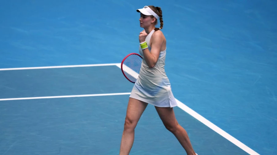 Rybakina bat Swiatek et affrontera Pegula en demi à Melbourne