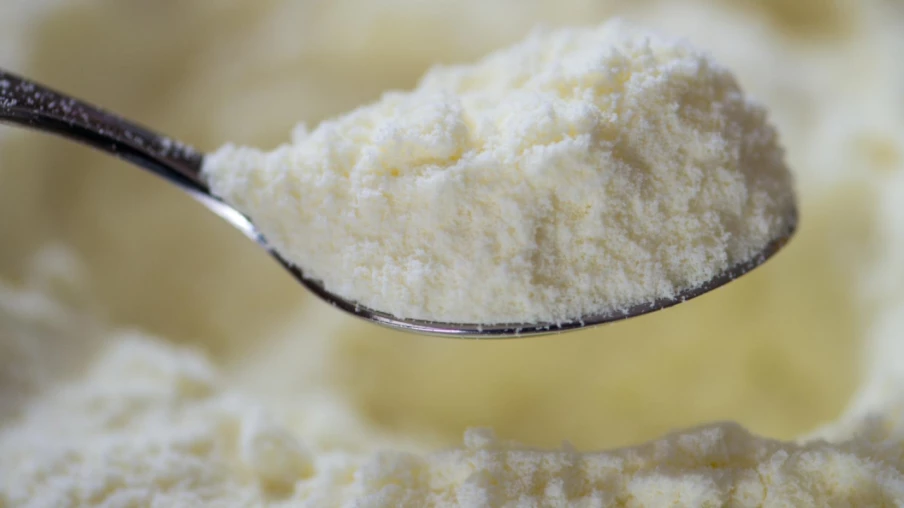 Foodwatch porte plainte contre X, Nestlé visé après rappel de laits