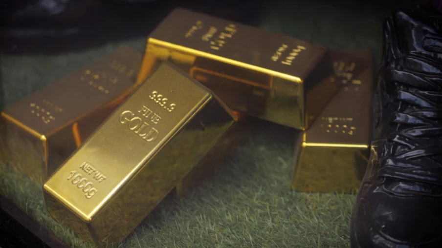 Forte correction de l'or après des records, l'argent plonge