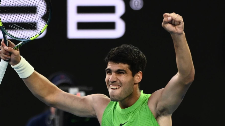 Alcaraz renverse Zverev en 5h27 en demi-finale de l'Open d'Australie