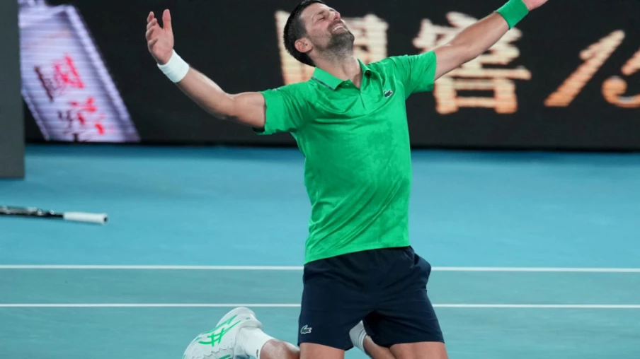 Djokovic bat Sinner en cinq sets et affrontera Alcaraz en finale