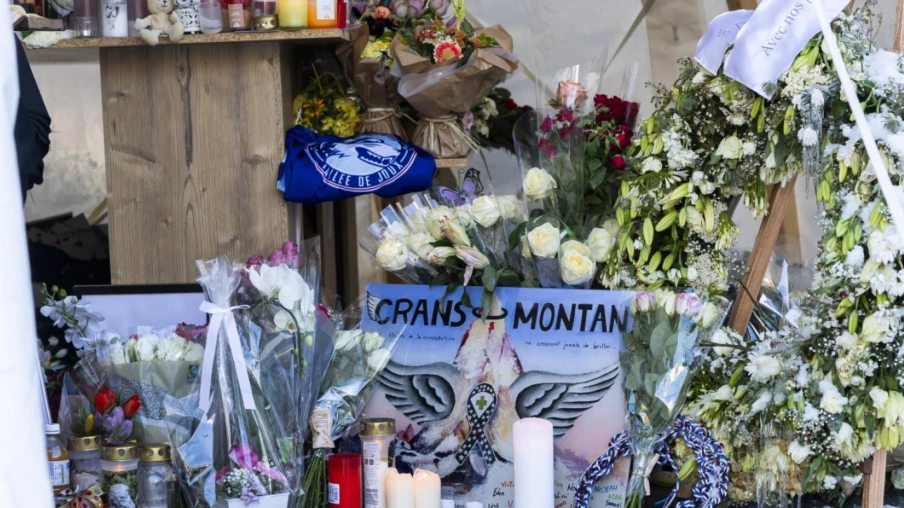 Martin Pfister se recueille au mémorial de Crans-Montana dimanche