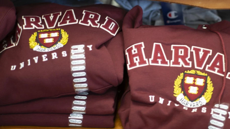 Trump réclame un milliard de dommages et intérêts à Harvard