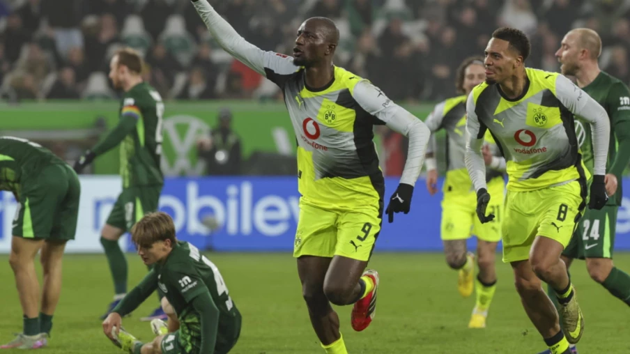 Bundesliga: Dortmund met la pression sur le Bayern, Manzambi expulsé