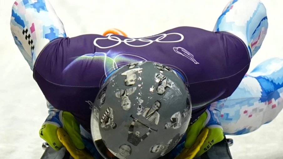 Casque orné de photos d'athlètes tués provoque polémique aux JO 2026