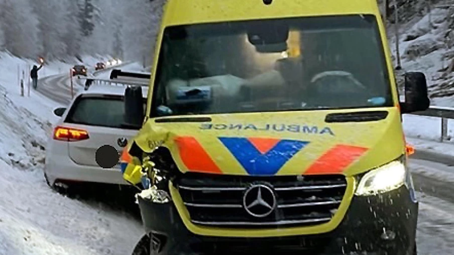 Val-de-Ruz: automobiliste percute ambulance, ambulanciers blessés