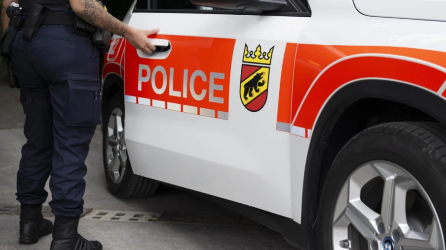 Voiture heurte poteau électrique à Büren an der Aare, une blessée