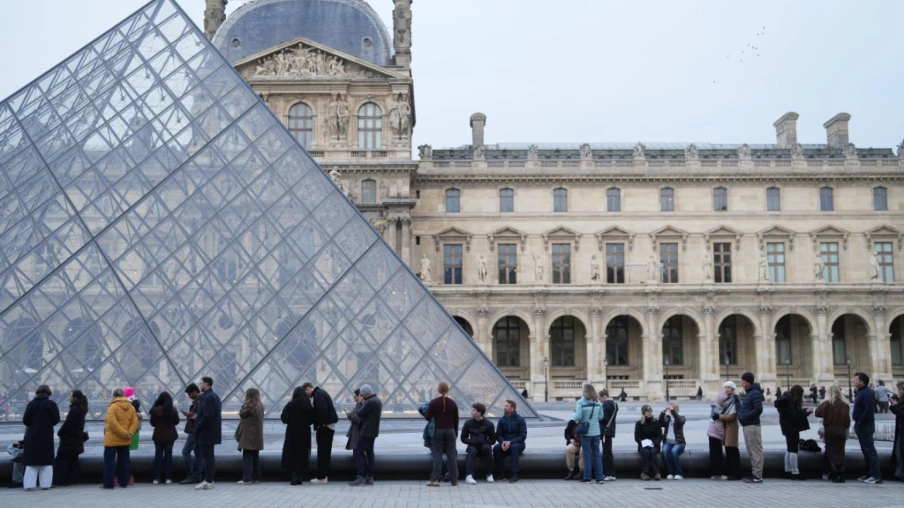 Escroquerie à la billetterie du Louvre : neuf interpellations, 10 M€