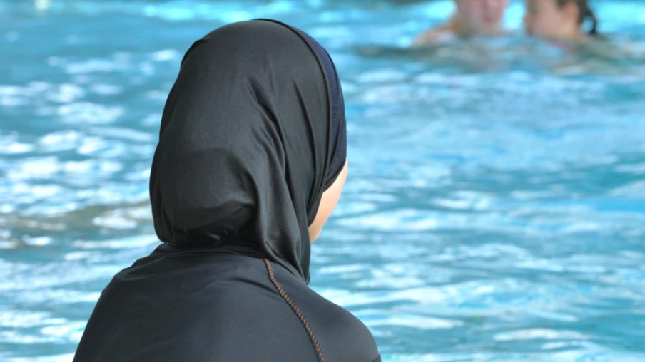 Genève suspend un projet d'interdiction du burkini dans les piscines