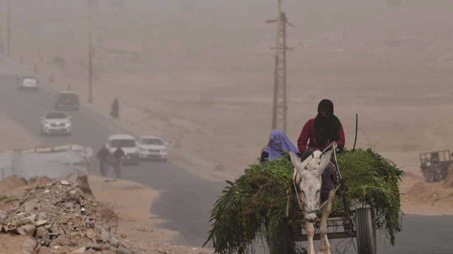 La défense civile de Gaza: 12 morts après des frappes israéliennes