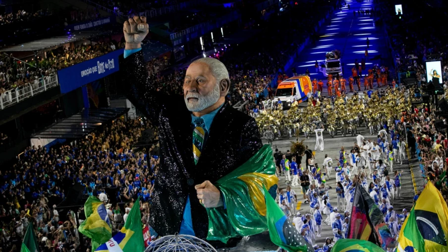 Carnaval de Rio: défilé et statue en hommage à Lula, polémique
