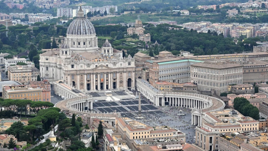 Basilique Saint-Pierre: terrasse ouverte et cérémonies en 60 langues