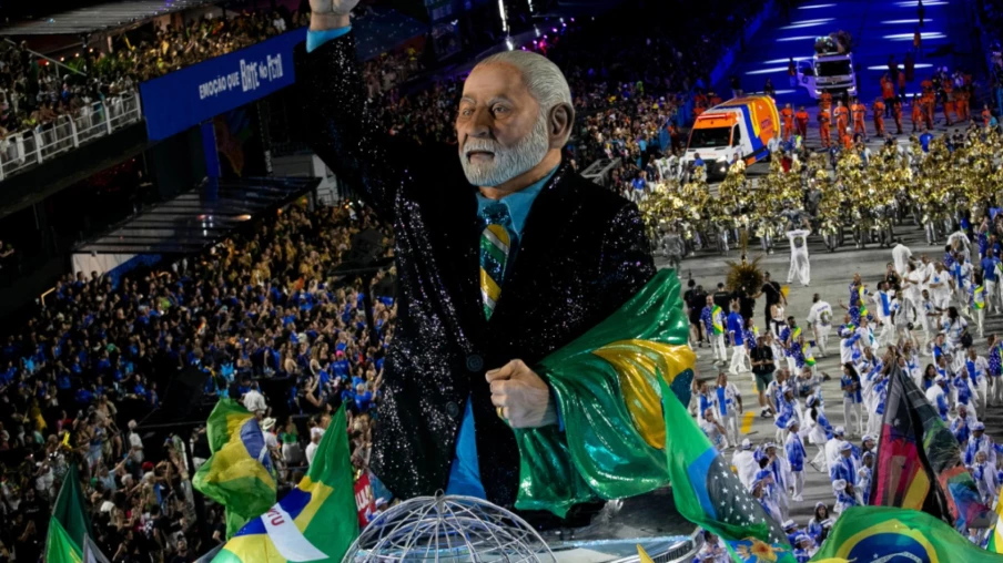 Carnaval de Rio: hommage à Lula, l'école de samba reléguée