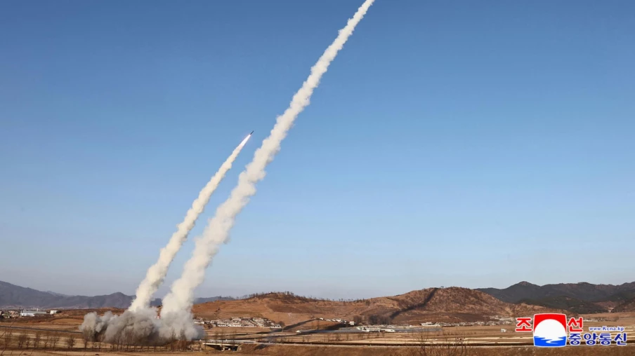 Corée du Nord dévoile un lance-missiles multiple d'ogives nucléaires