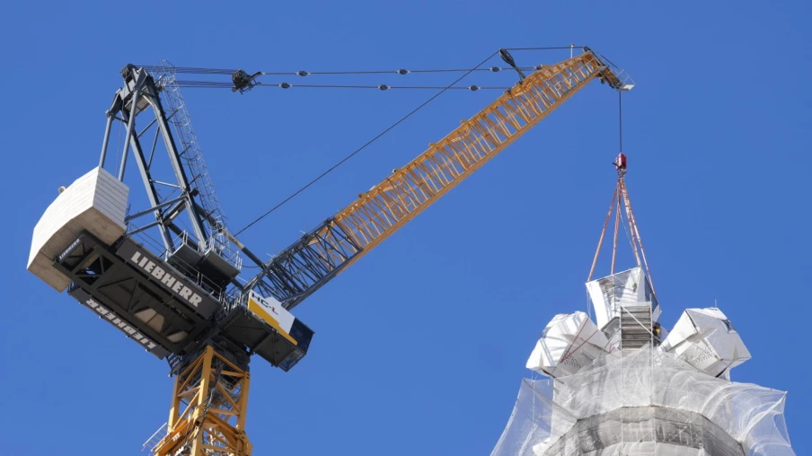 Sagrada Família à Barcelone culmine à 172,5 m, plus haute église