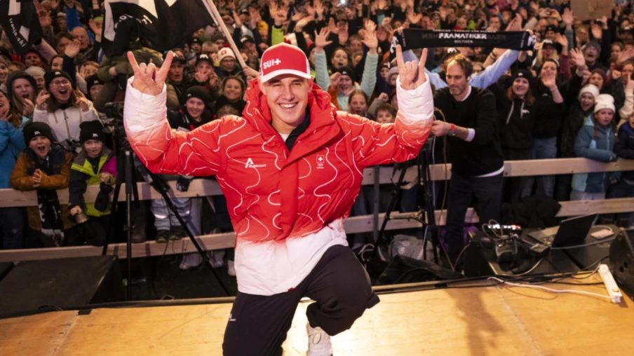 Franjo von Allmen accueilli en héros à Boltigen après les JO