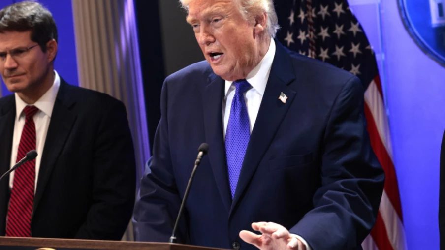 Trump signe un décret fixant des droits de douane mondiaux à 10%