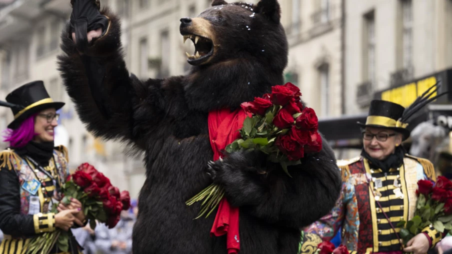 Le carnaval de Berne attire des milliers, mais l'avenir reste incertain
