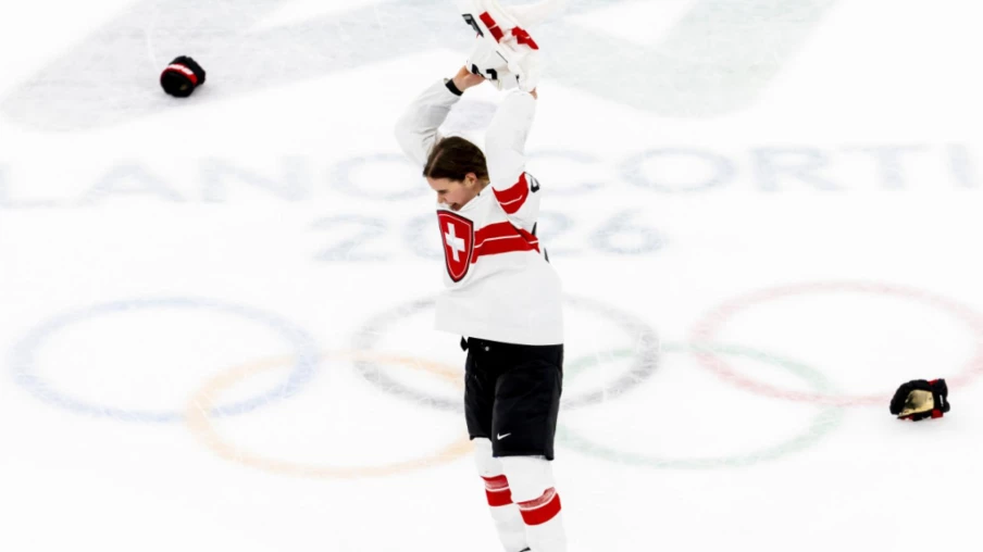 Alina Müller hockeyeuse et porte-drapeau de la Suisse après le bronze