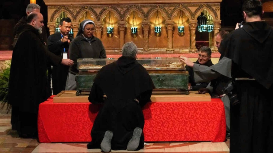 Les reliques de Saint François exposées au public à Assise pour l'800e
