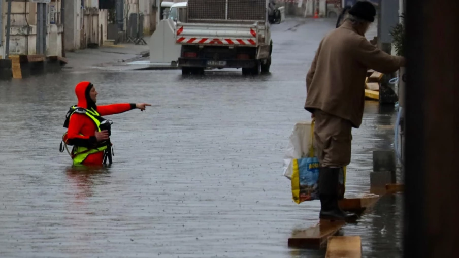 Lente décrue après des crues dans l'ouest : Angers, vigilance rouge