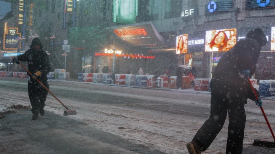 New York immobilisée par une tempête de neige: état d'urgence