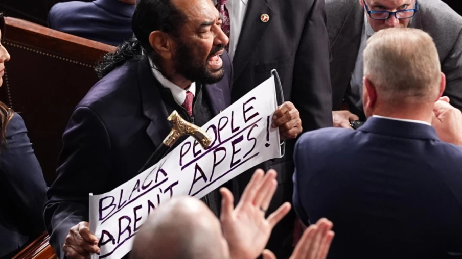 Une pancarte "les Noirs ne sont pas des singes" le fait expulser